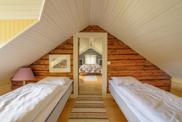 Bedroom 2, Kabelvag Feriehus & Camping, Vågan