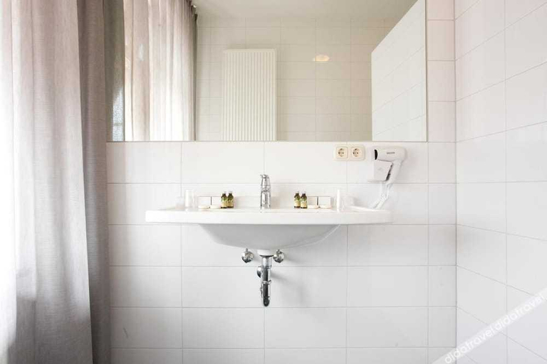 Bathroom 3, Hotel Roermond Next Door, Roermond