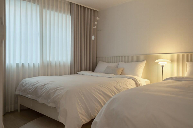 Bedroom 2, NEW오픈/퀸침대3/3룸대형숙소#공항철도#마포DMC역5분#월드컵경기장#망원시장#불광천#홍대, Mapo