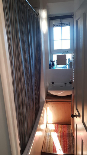 Bathroom 3, Charming Canary Wharf Room with Stunning Views, London