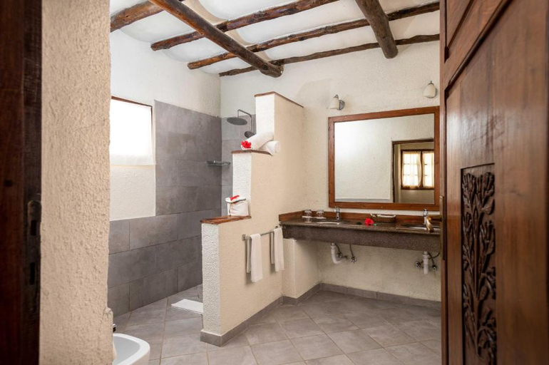 Bathroom 4, Karafuu Beach Resort and Spa, Kati
