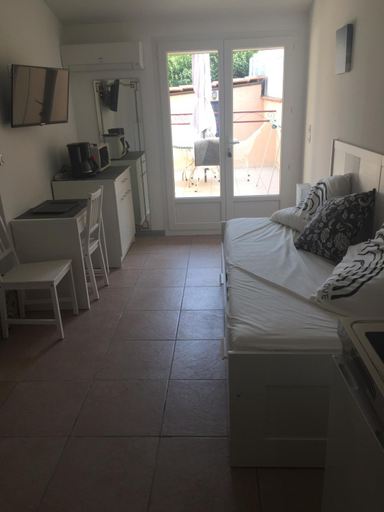 Bedroom 3, studio, Var