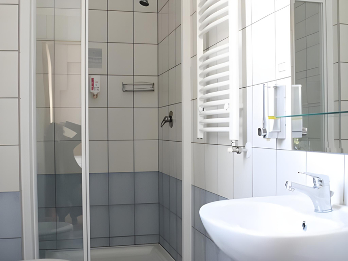 Bathroom, Zuglo Hotel, Budapesti