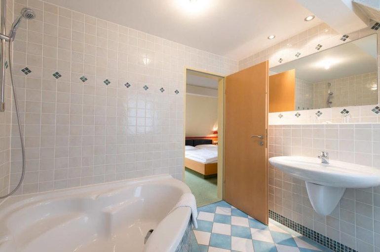 Bathroom, Hotel Eisbach, Westerwaldkreis