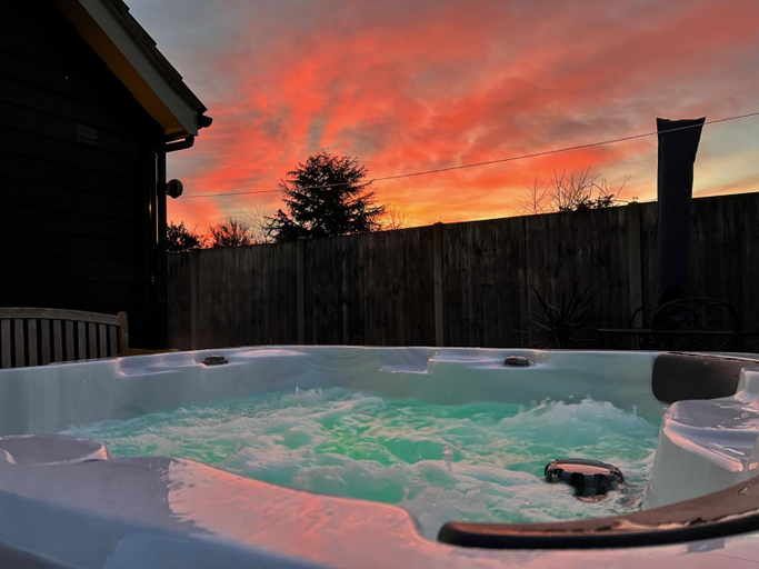 Sport & Beauty 2, Saving Grace with private hot tub, Norfolk