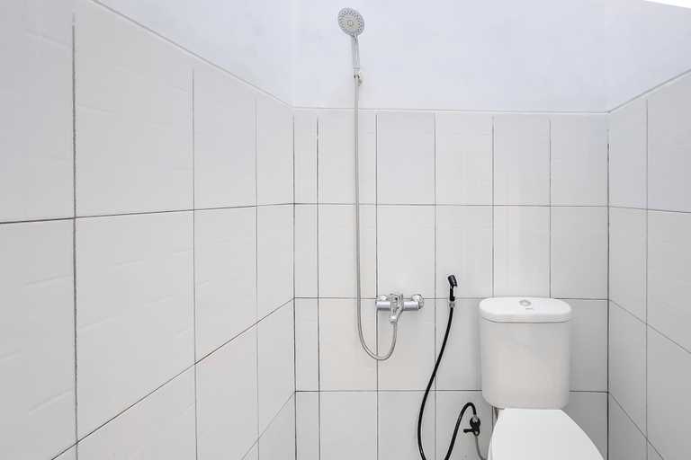 Bathroom 3, RedDoorz Syariah near Alun-Alun Kudus, Kudus