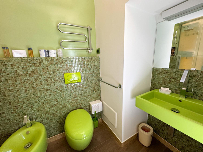 Bathroom 3, Vingt Sept, Bari