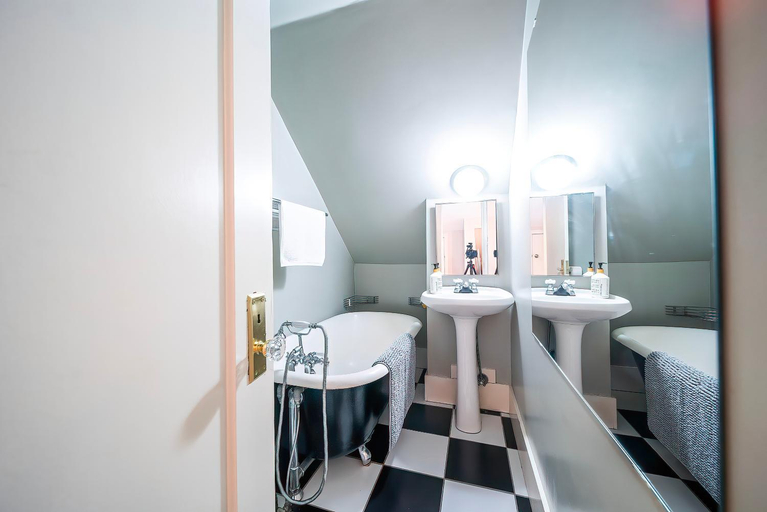 Bathroom 2, Charming Home Near UBC with Parking & Backyard, Greater Vancouver