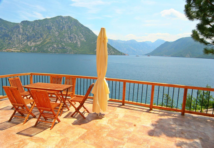 Others 5, Villa Strp