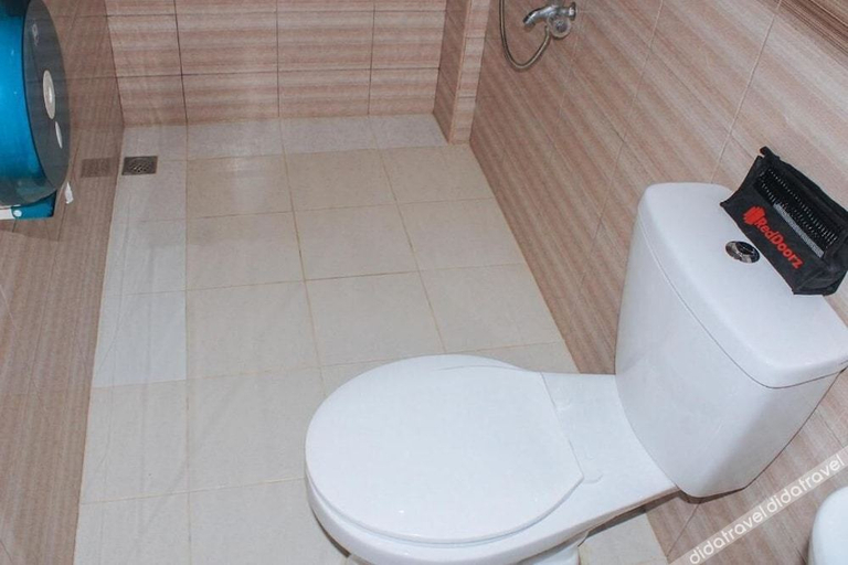 Bathroom 5, RedDoorz @ Taloto District Tagbilaran, Tagbilaran City