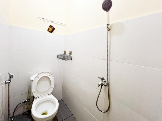 Bathroom 3, Graha Indah Ngagel Surabaya RedPartner, Surabaya
