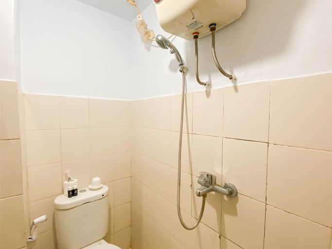 Bathroom 5, Nice and Cozy Studio at Bogor Valley Apartment By Travelio, Bogor
