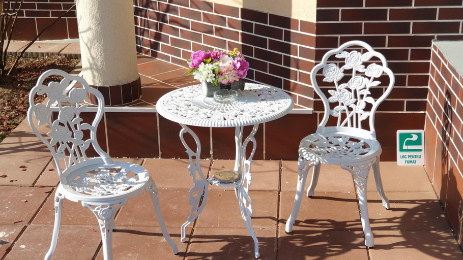 Others 4, Bonton Rooms, Targu Jiu