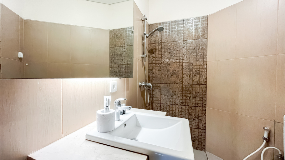 Bathroom 5, Spacious 2BR Apartment at GP Plaza By Travelio, Central Jakarta