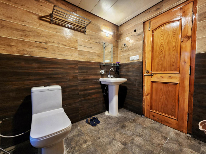 Bathroom 5, Hotel Ranveer Palace, Shimla