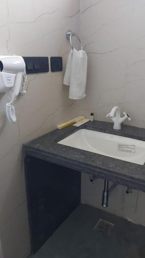 Bathroom 3, Citrus Prime Hill Queen Resort, Hoshangabad
