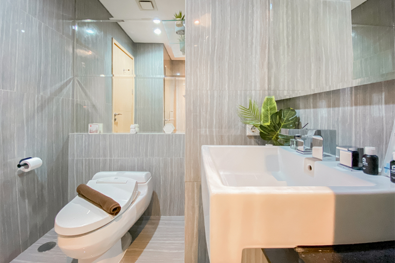 Bathroom 5, Spacious Studio Apartment at Capitol Suites By Travelio, Central Jakarta