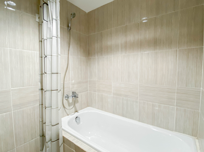 Bathroom 5, Best Choice Combined 2BR Vasanta Innopark Apartment By Travelio, Cikarang