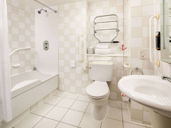 Bathroom 3, Sunday London Staines-upon-Thames Heathrow T5, Surrey