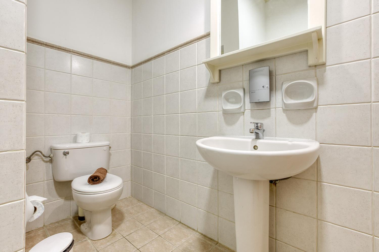 Bathroom 4, Villagg tal-Fanal