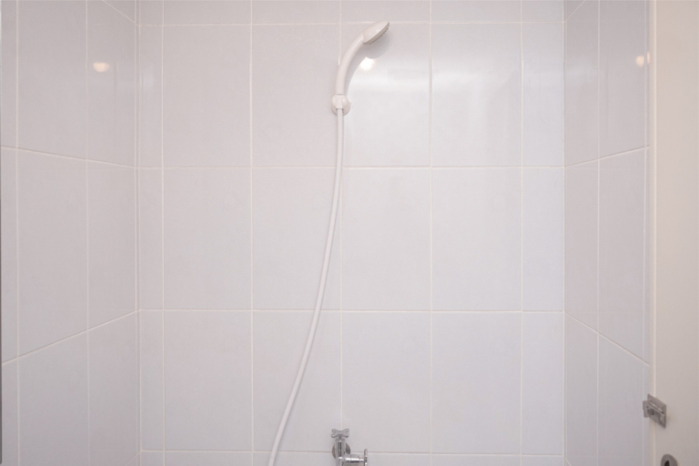 Bathroom 5, Cozy Studio Room Apartment at Tokyo Riverside PIK 2 By Travelio, Tangerang