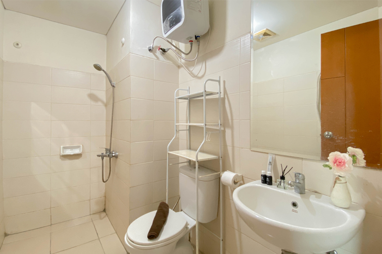 Bathroom 5, Comfy 2BR Apartment at Woodland Park Residence By Travelio, Jakarta Selatan