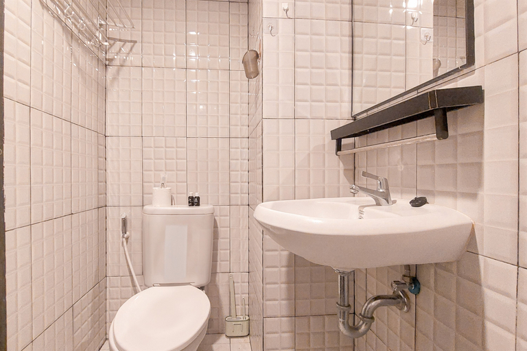 Bathroom 5, Cozy and Relaxing Studio Room at De Prima Apartment By Travelio, Medan