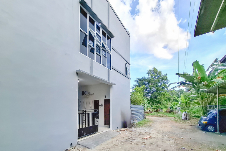 Exterior & Views 2, RedDoorz Syariah near Alun-Alun Kudus, Kudus