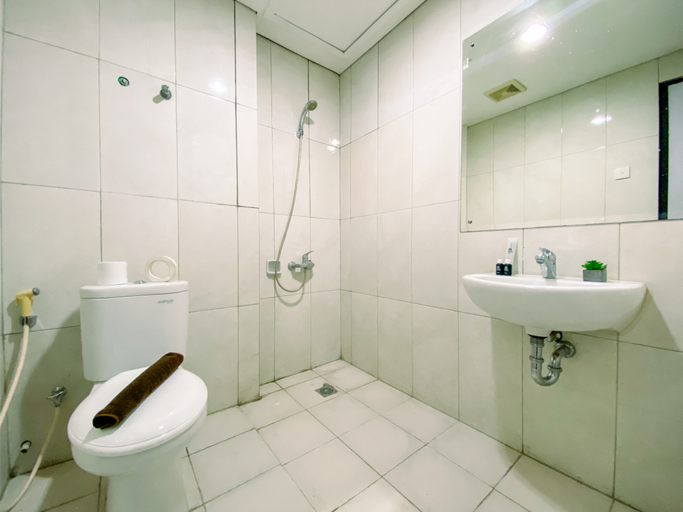 Bathroom 5, Good Designed and Homey 3BR Nifarro Park Apartment By Travelio, Jakarta Selatan