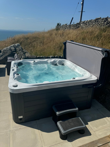 Sport & Beauty, Bay View shepherds hut with hot tub, Gwynedd
