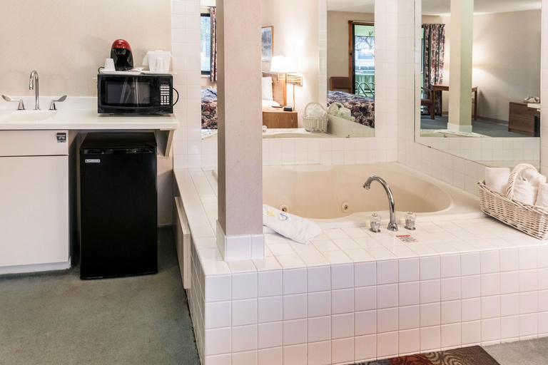 Others 5, Econo Lodge Inn & Suites, Oconto
