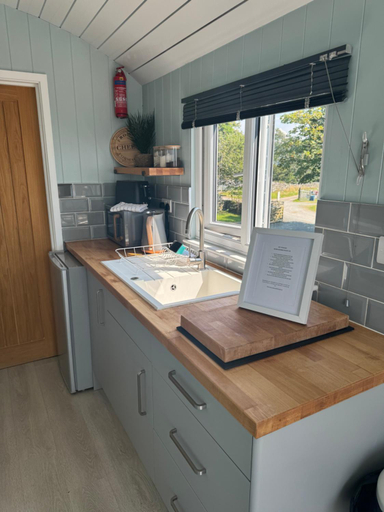 Others 5, Bay View shepherds hut with hot tub, Gwynedd