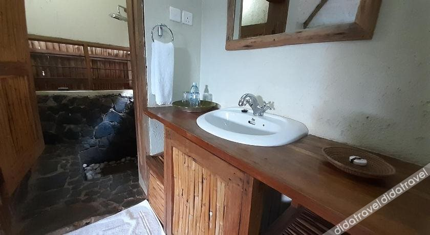 Bathroom 5, Gately Inn Entebbe, Entebbe