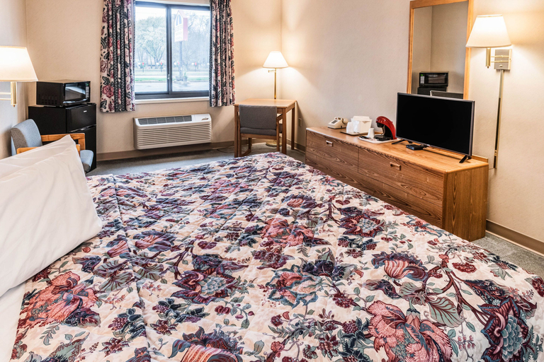 Bedroom 3, Econo Lodge Inn & Suites, Oconto
