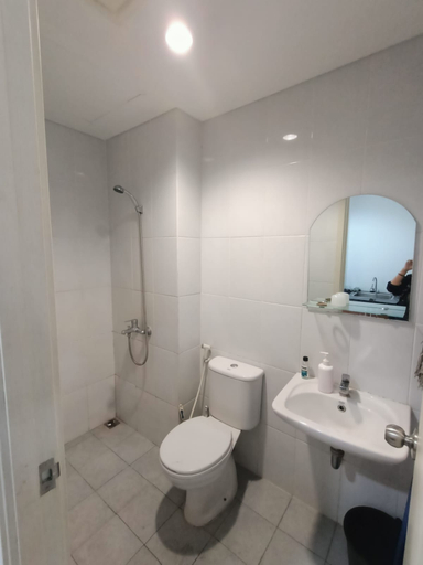 Bathroom 5, Apartemen Patraland Urbano by Rahayu Room, Bekasi