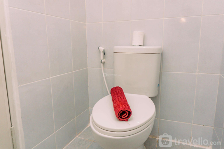 Bathroom 3, Simply Studio at Tokyo Riverside PIK 2 By Travelio, Tangerang