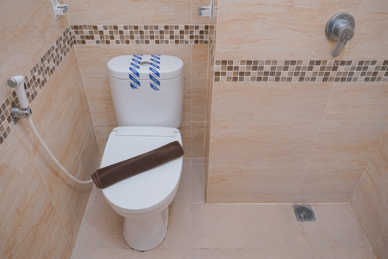 Bathroom 5, Fully Furnished Studio Room Apartment B Residence By Travelio, South Tangerang