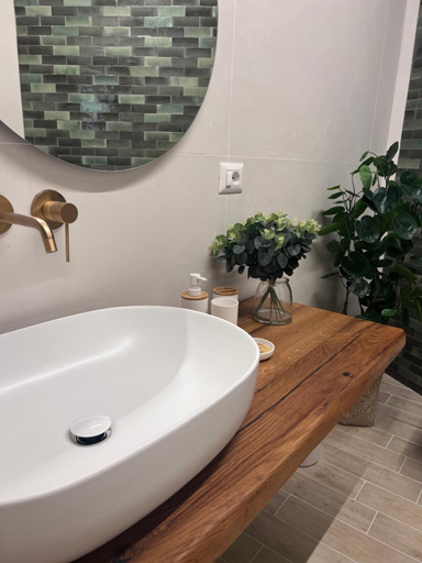 Bathroom 3, Sisters residence, Bari