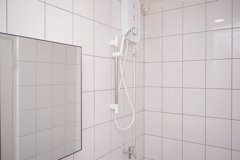 Bathroom 5, Cozy Studio Apartment at Sudimara Forestwalk By Travelio, Tangerang Selatan