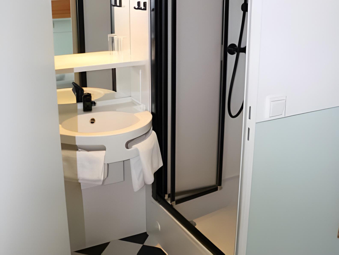 Bathroom 16