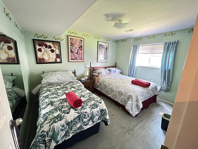 Bedroom, The Charming Hideaway-2 Beds-3 people In Hide-out Private Hidden Bedroom, Fraser Valley
