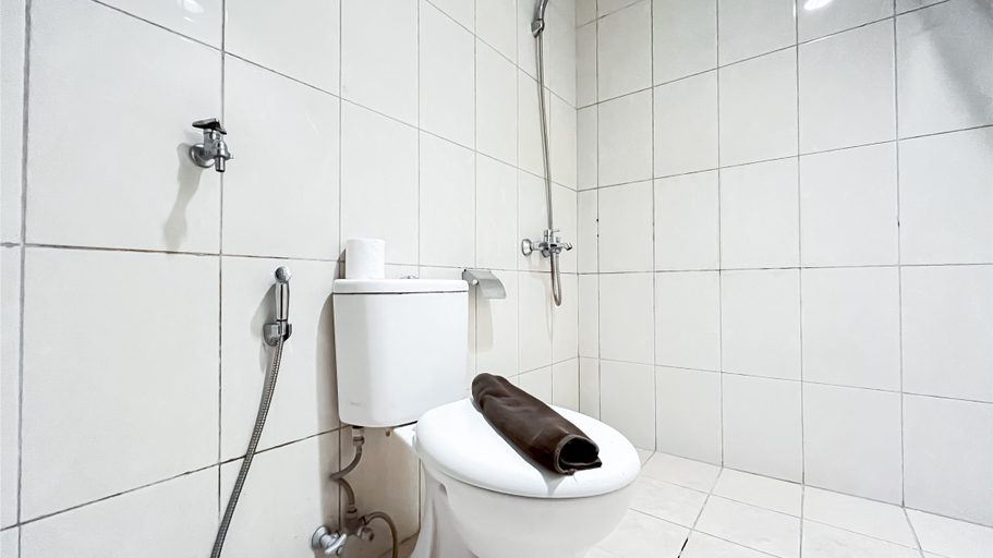 Bathroom 5, Homey 2BR Apartment with Space Room at Vittoria Residence By Travelio, Jakarta Barat