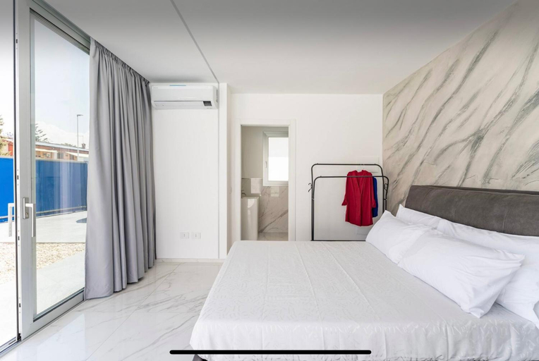 Others 4, Leonida's Room pool and Jacuzzi, Cagliari