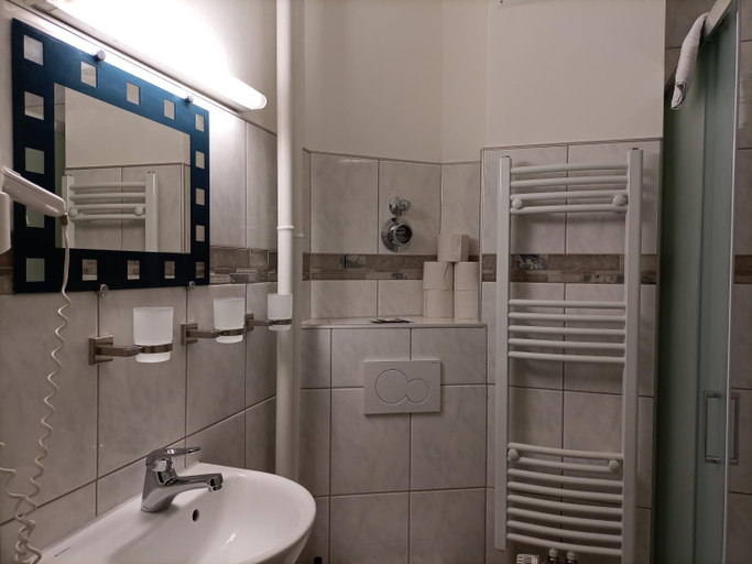 Bathroom 3, Ferienwohnung Ulmenstraße, Bremerhaven