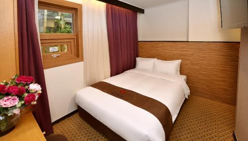 Bedroom 25