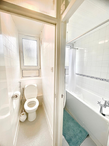 Others 5, Luxury 3 Bedroom Flat with Garden, London
