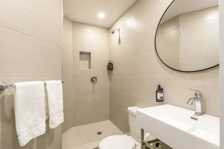 Bathroom 4, Hotel le Coach, Montréal