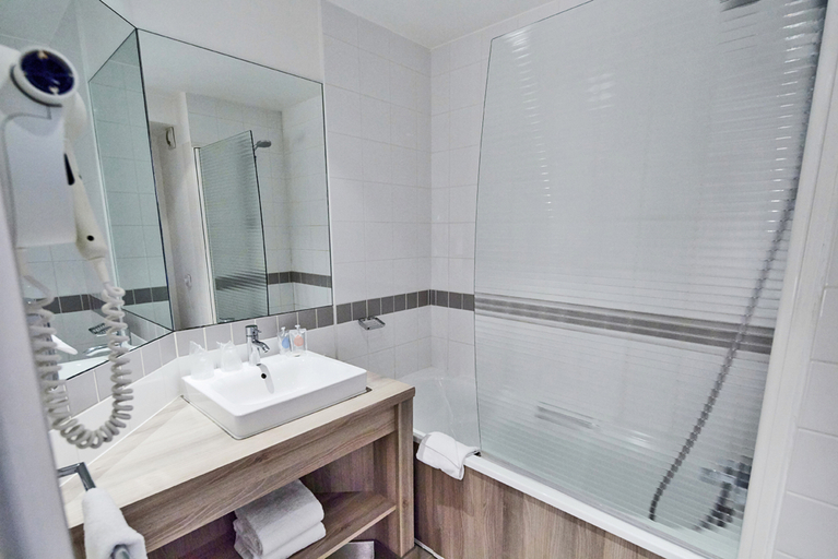 Bathroom 5, Radisson Hotel Paris Le Bourget, Val-d'Oise
