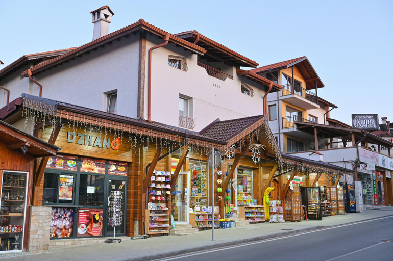 Exterior & Views