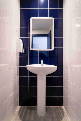 Bathroom 3, Safestay Barcelona Sea Hostel, Barcelona